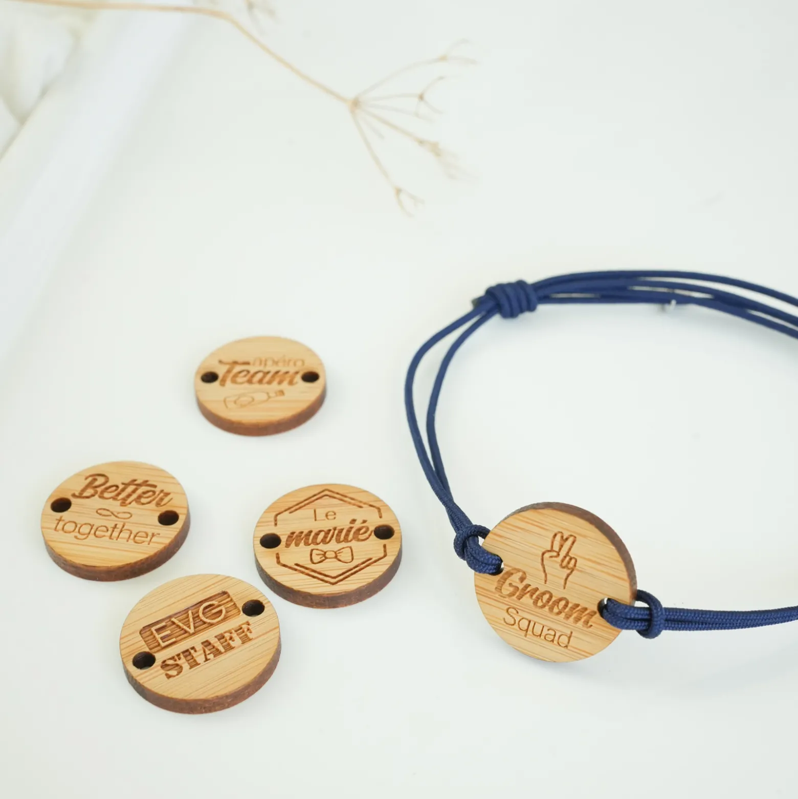 Bracelet EVG personnalisé cordon double médaille gravée bois ronde 2 trous 21 mm