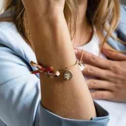 Bracelet Famille des mariés personnalisé jonc plaqué or et cordon Liberty médaille gravée 15 mm