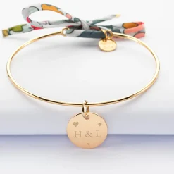 Bracelet Famille des mariés personnalisé jonc plaqué or et cordon Liberty médaille gravée 15 mm
