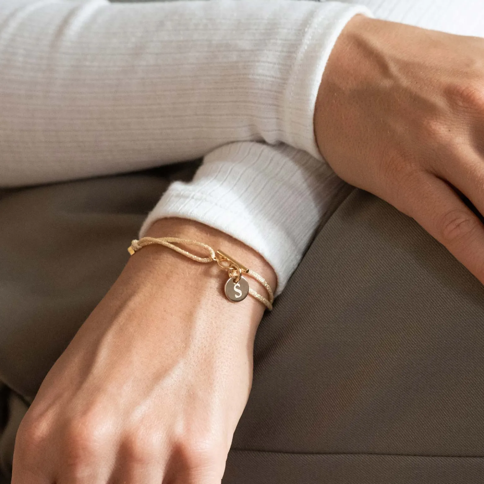 Bracelet fermoir personnalisé cordon pailleté médaille gravée plaqué or initiale 10 mm