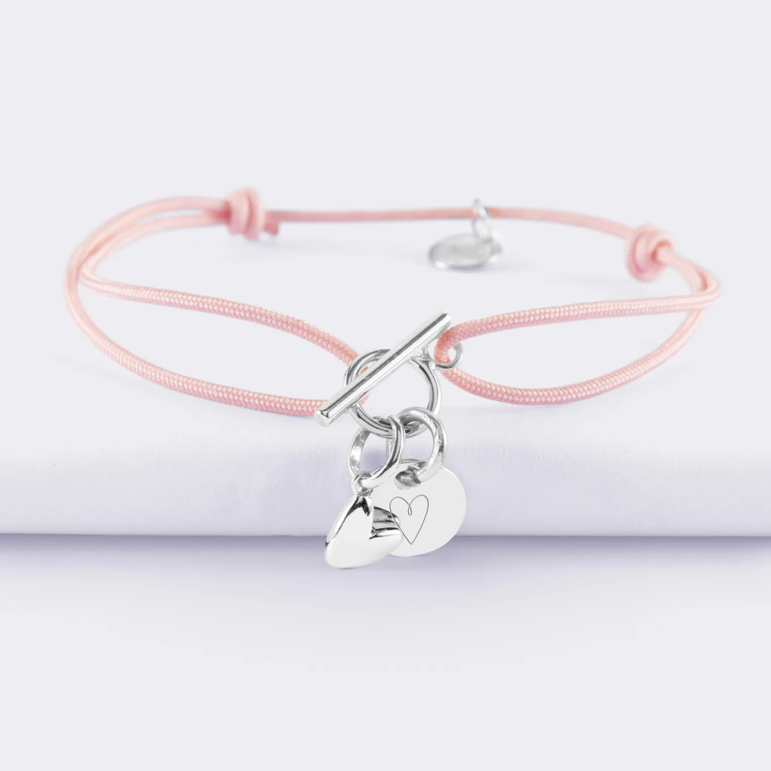 Bracelet fermoir personnalisé cordon médaille gravée argent initiale 10 mm et breloque petit coeur bombé 7 mm - HappyBulle x Atelier Wagram