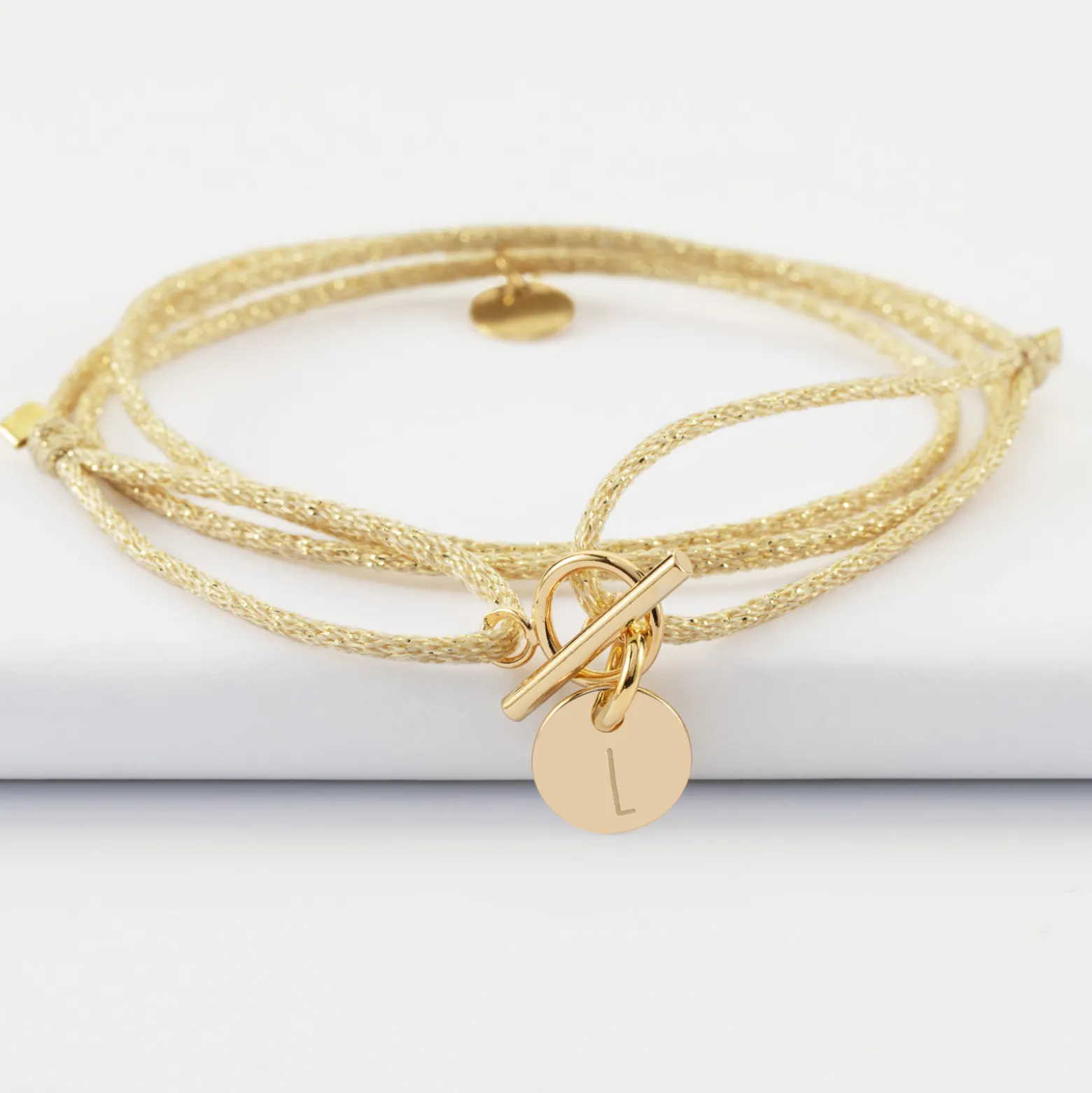 Bracelet fermoir personnalisé cordon 3 tours pailleté médaille gravée plaqué or initiale 10 mm
