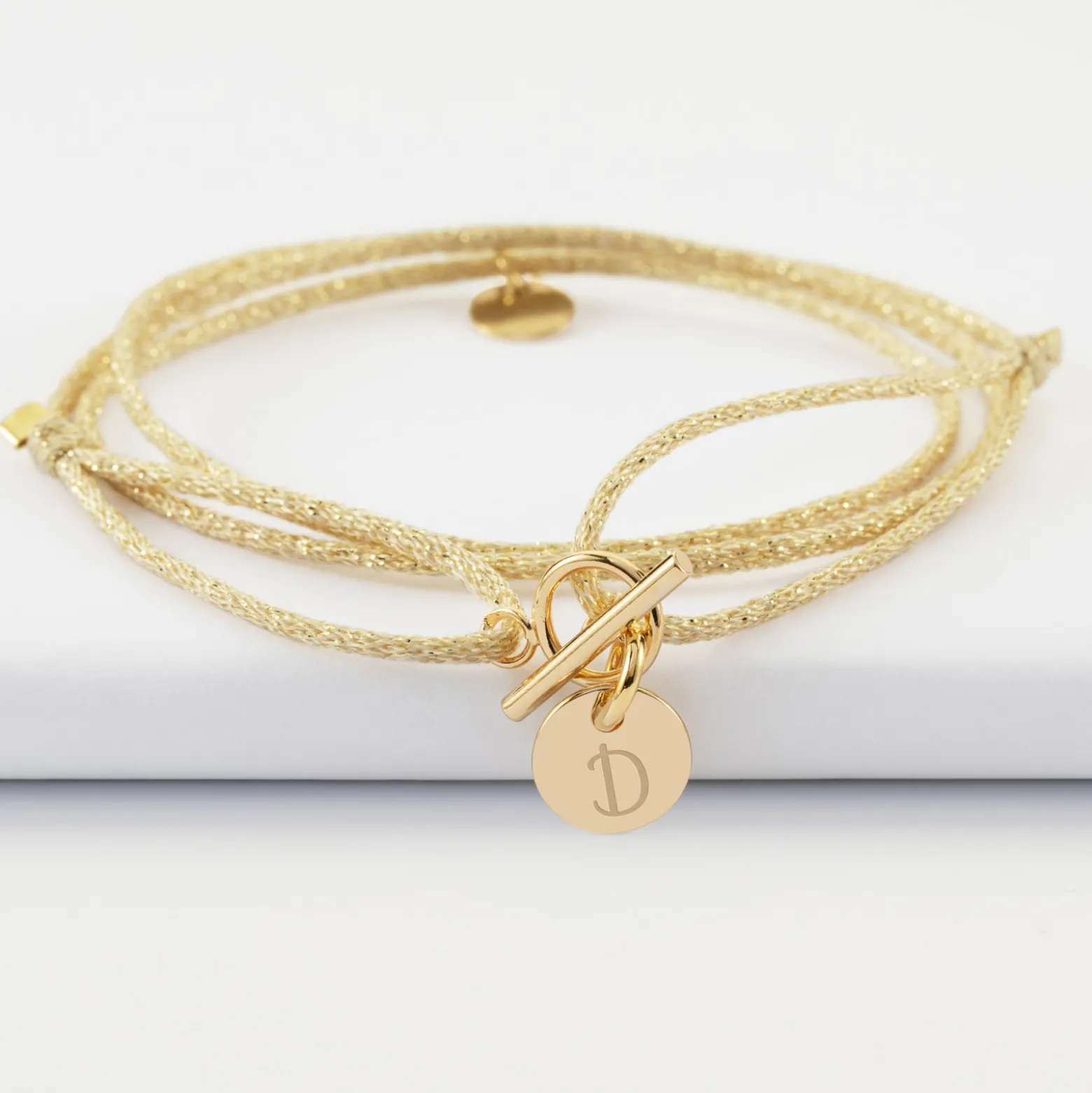 Bracelet fermoir personnalisé cordon 3 tours pailleté médaille gravée plaqué or initiale 10 mm