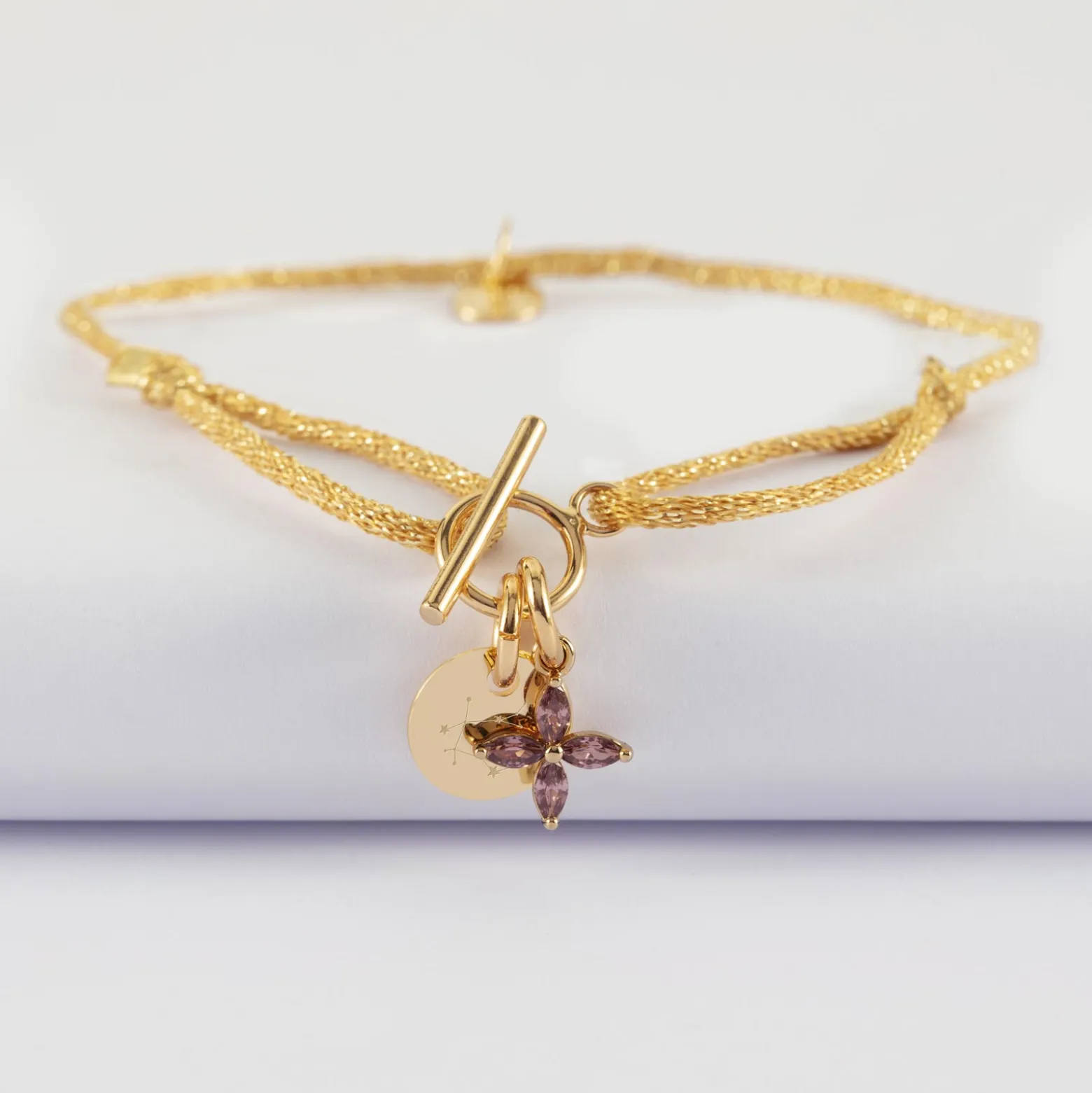 Bracelet fermoir personnalisé cordon pailleté médaille gravée plaqué or 10 mm et breloque fleur pétales zircons 10 mm