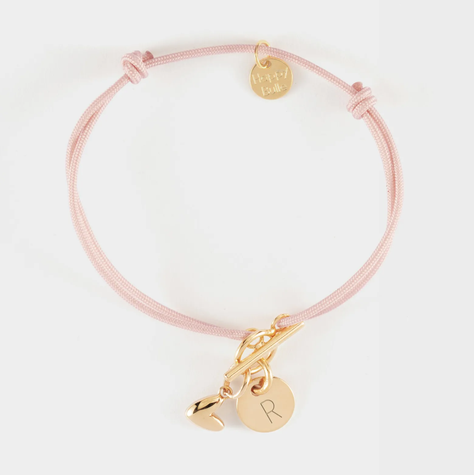 Bracelet fermoir personnalisé cordon médaille gravée plaqué or initiale 10 mm et breloque petit coeur bombé 7 mm - HappyBulle x Atelier Wagram