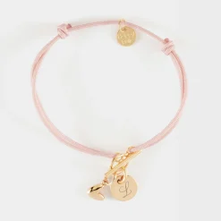 Bracelet fermoir personnalisé cordon médaille gravée plaqué or initiale 10 mm et breloque petit coeur bombé 7 mm - HappyBulle x Atelier Wagram