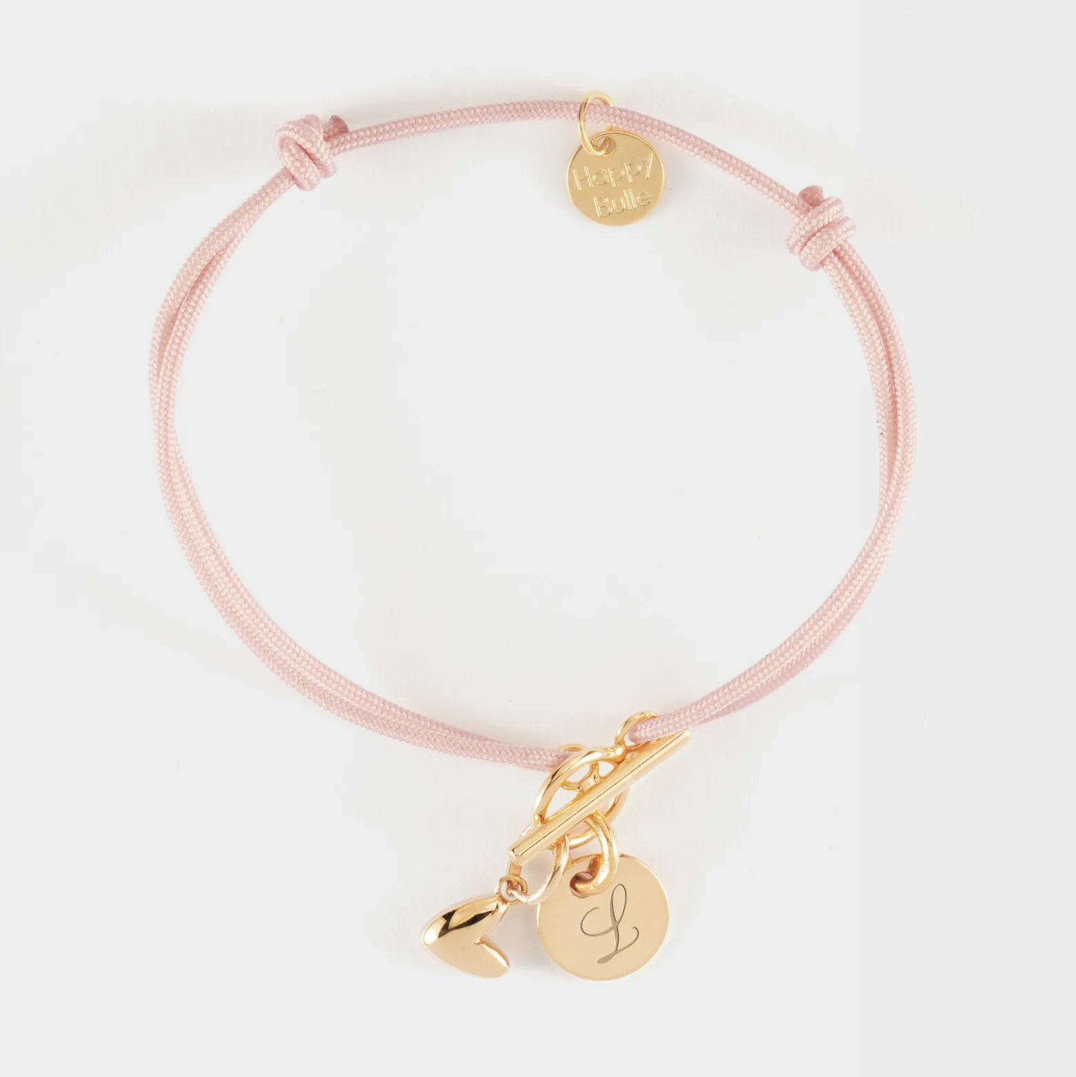 Bracelet fermoir personnalisé cordon médaille gravée plaqué or initiale 10 mm et breloque petit coeur bombé 7 mm - HappyBulle x Atelier Wagram