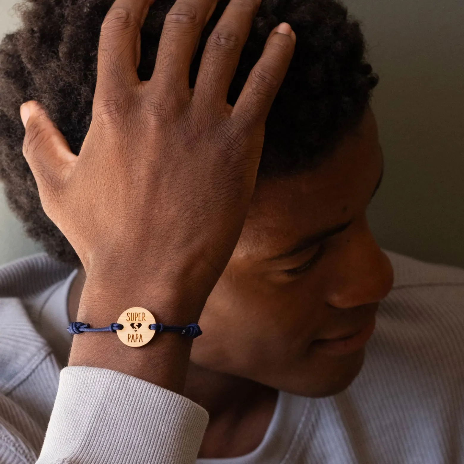 Bracelet homme médaille gravée bois ronde 21 mm - Edition spéciale "Super Papa"