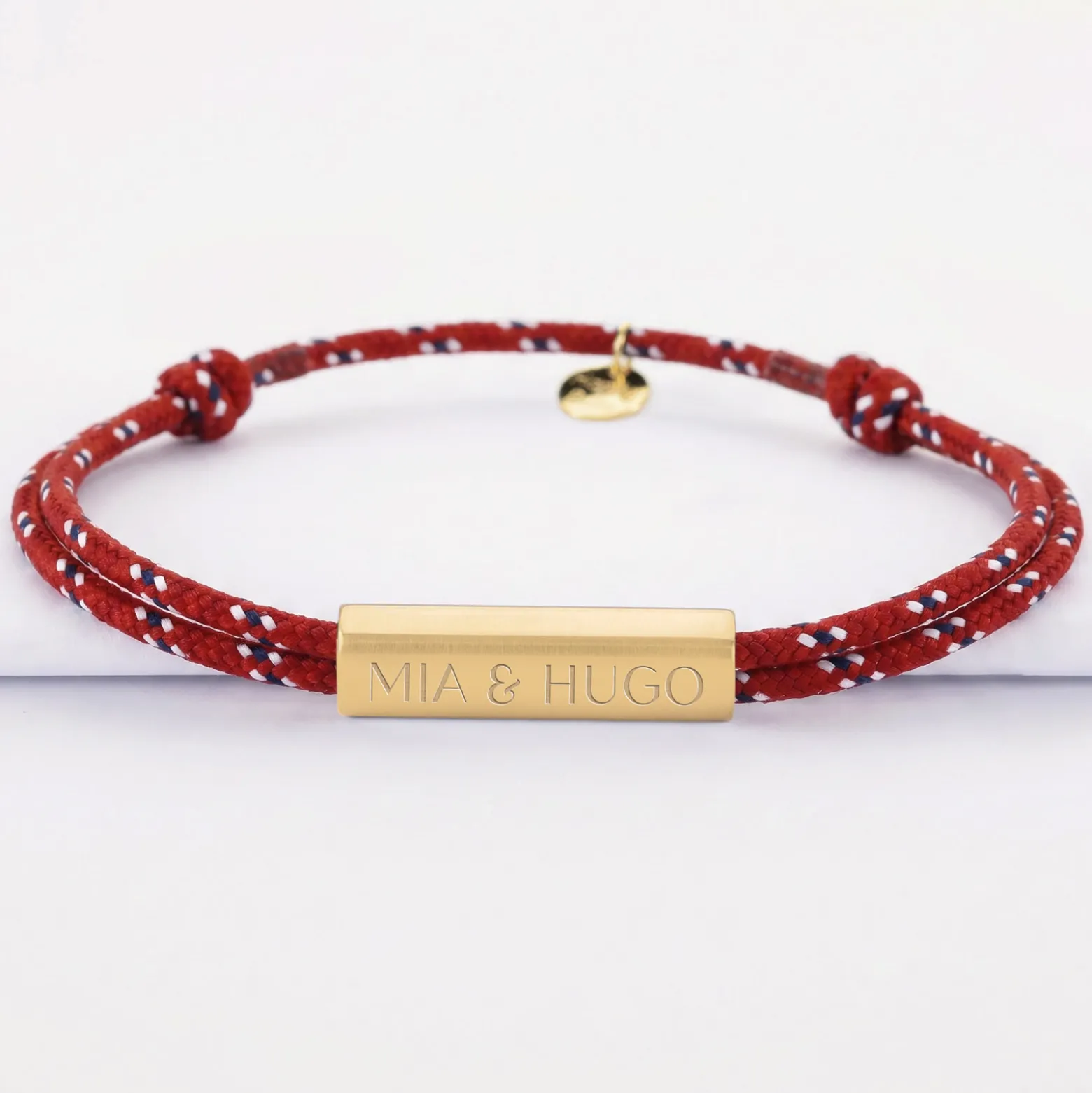 Bracelet homme personnalisé cordage marin double médaille gravée acier doré cube rectangulaire 25x5x5 mm