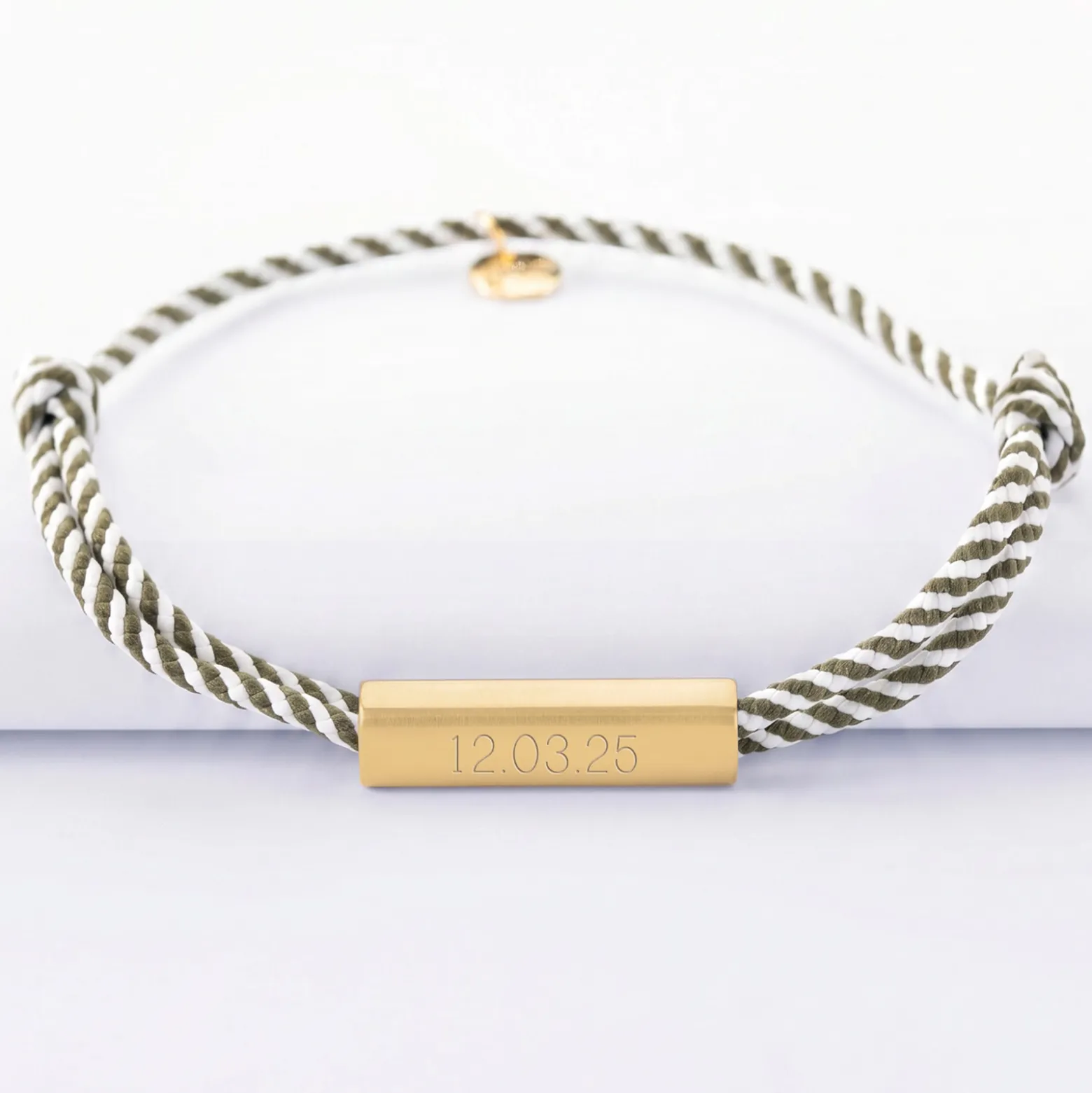 Bracelet homme personnalisé cordon tressé double médaille gravée acier doré cube rectangulaire 25x5x5 mm