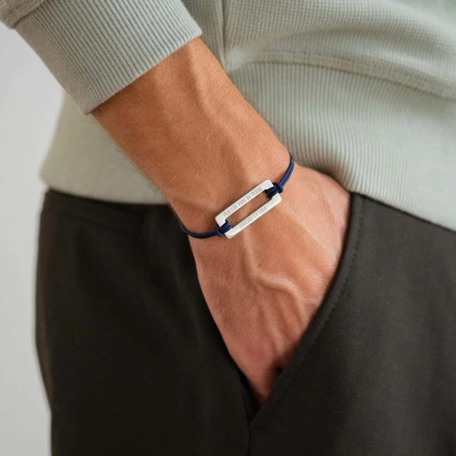 Bracelet homme personnalisé cordon double médaille gravée acier rectangle évidé 32x14 mm