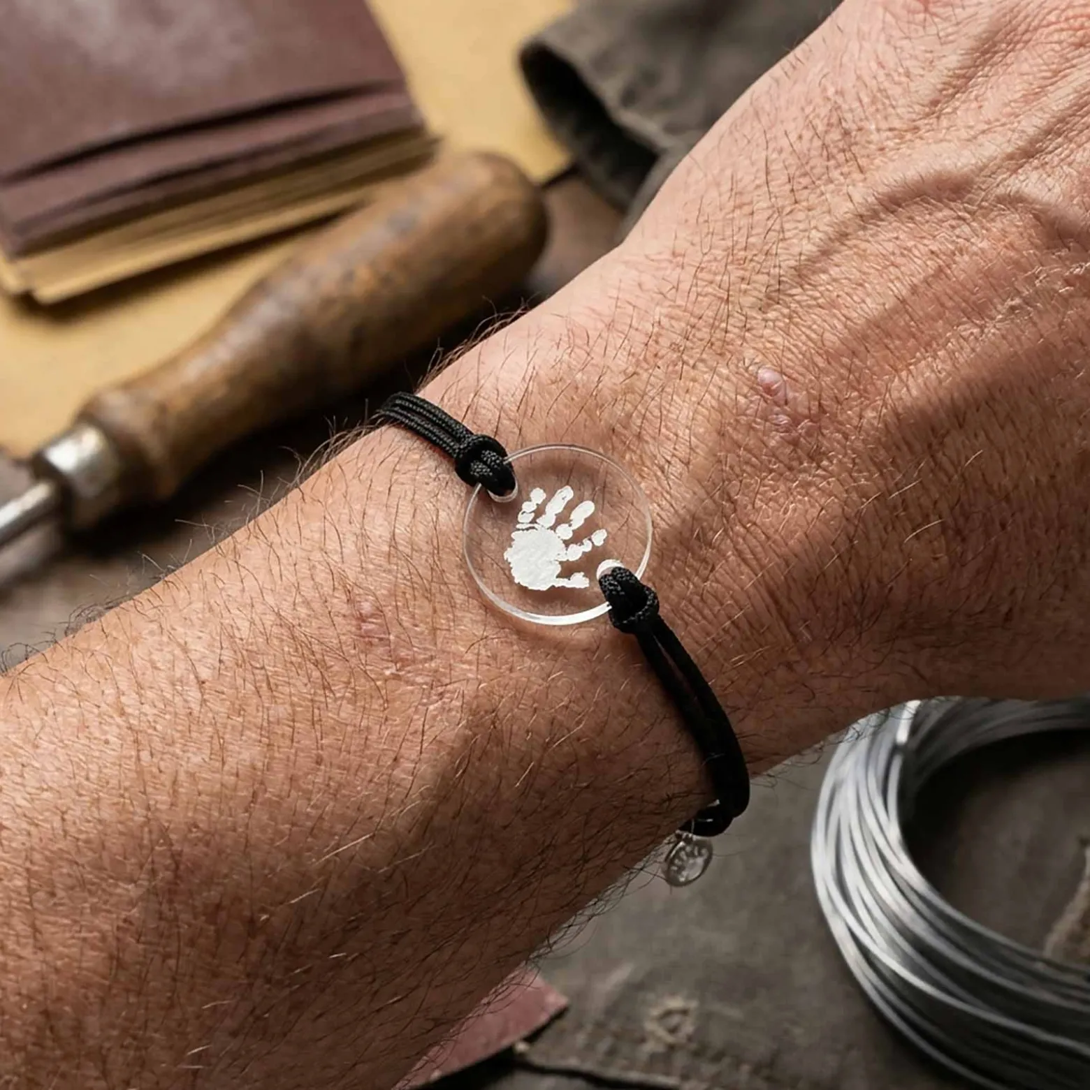 Bracelet homme personnalisé cordon double médaille gravée acrylique ronde 2 trous 21 mm