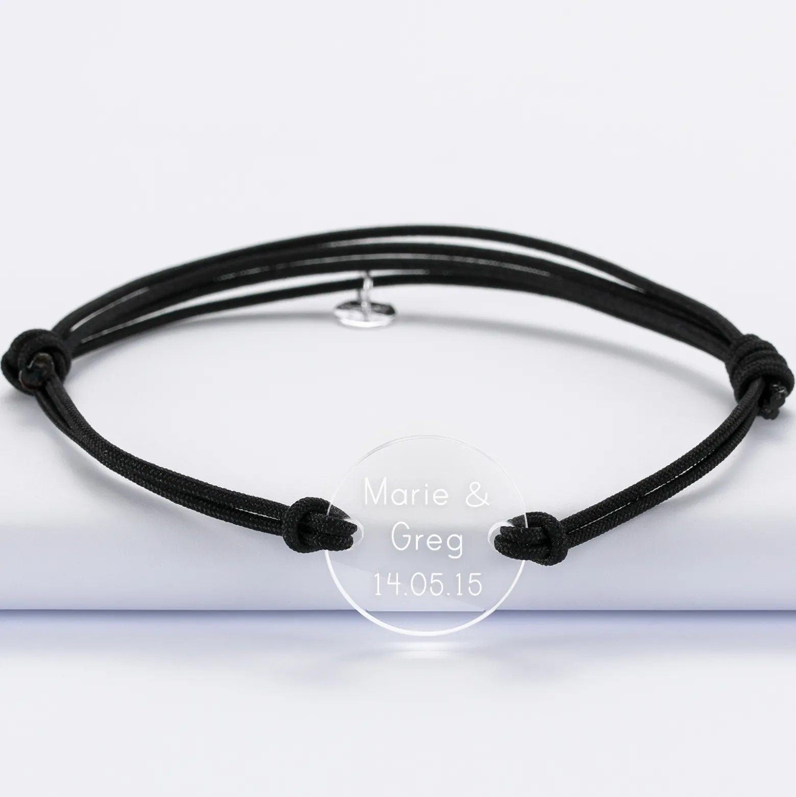 Bracelet homme personnalisé cordon double médaille gravée acrylique ronde 2 trous 21 mm