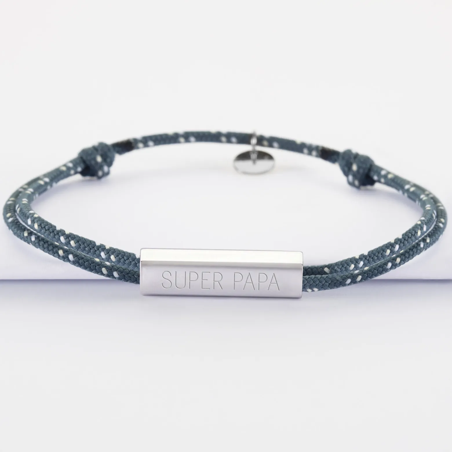 Bracelet homme personnalisé cordage marin double médaille gravée acier cube rectangulaire 25x5x5 mm