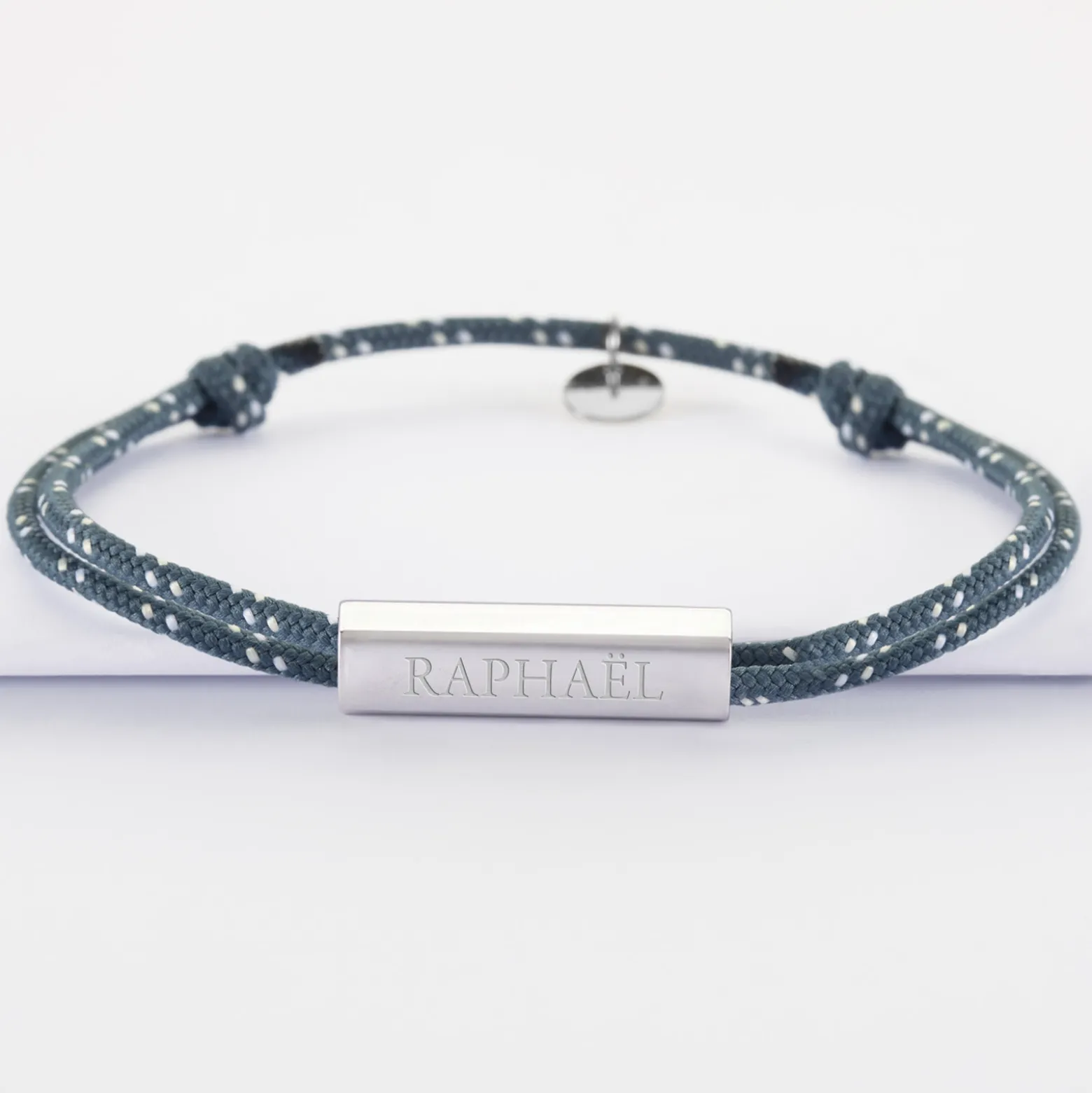 Bracelet homme personnalisé cordage marin double médaille gravée acier cube rectangulaire 25x5x5 mm