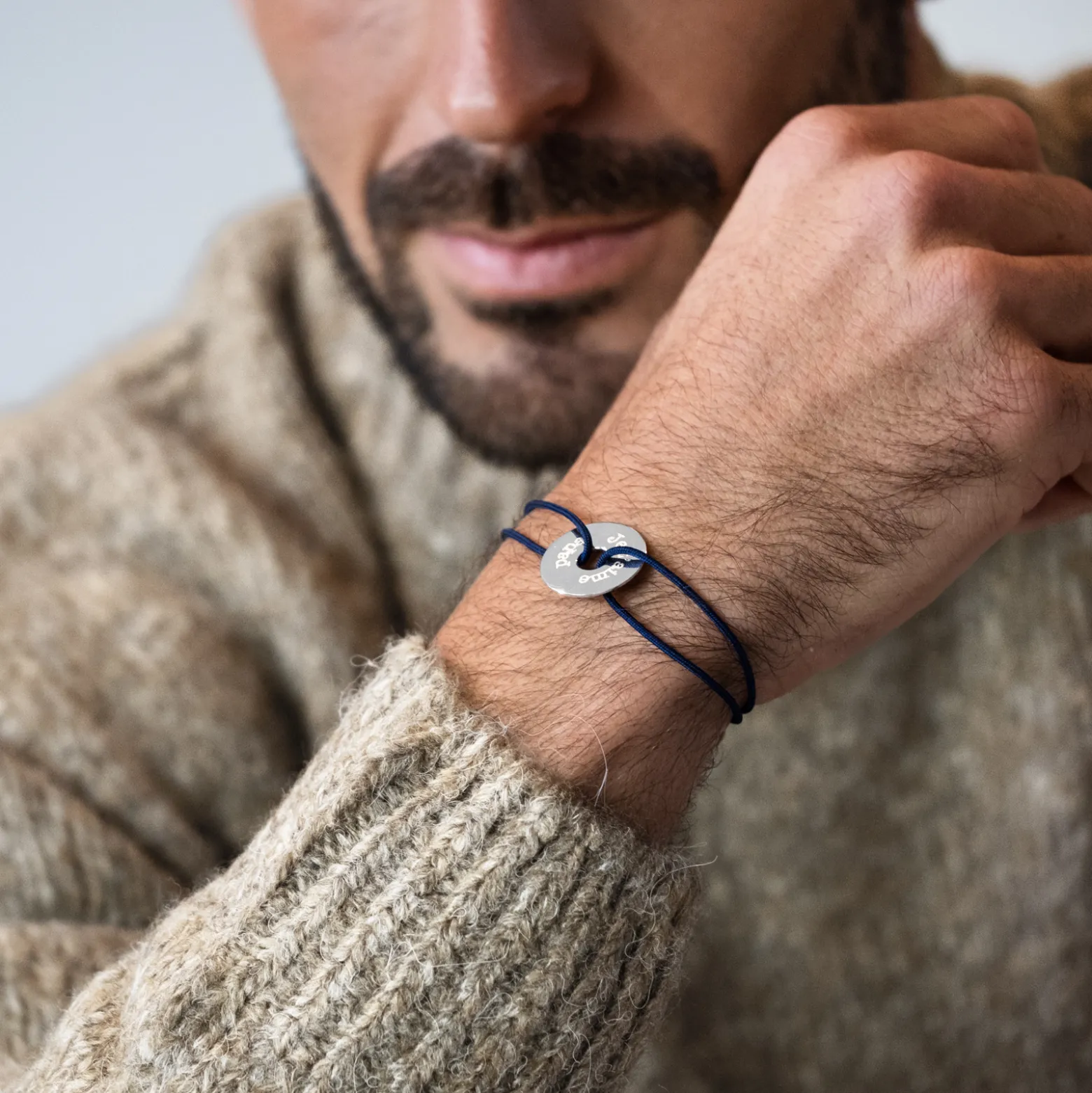 Bracelet homme personnalisé cordon simple médaille gravée argent cible 20 mm