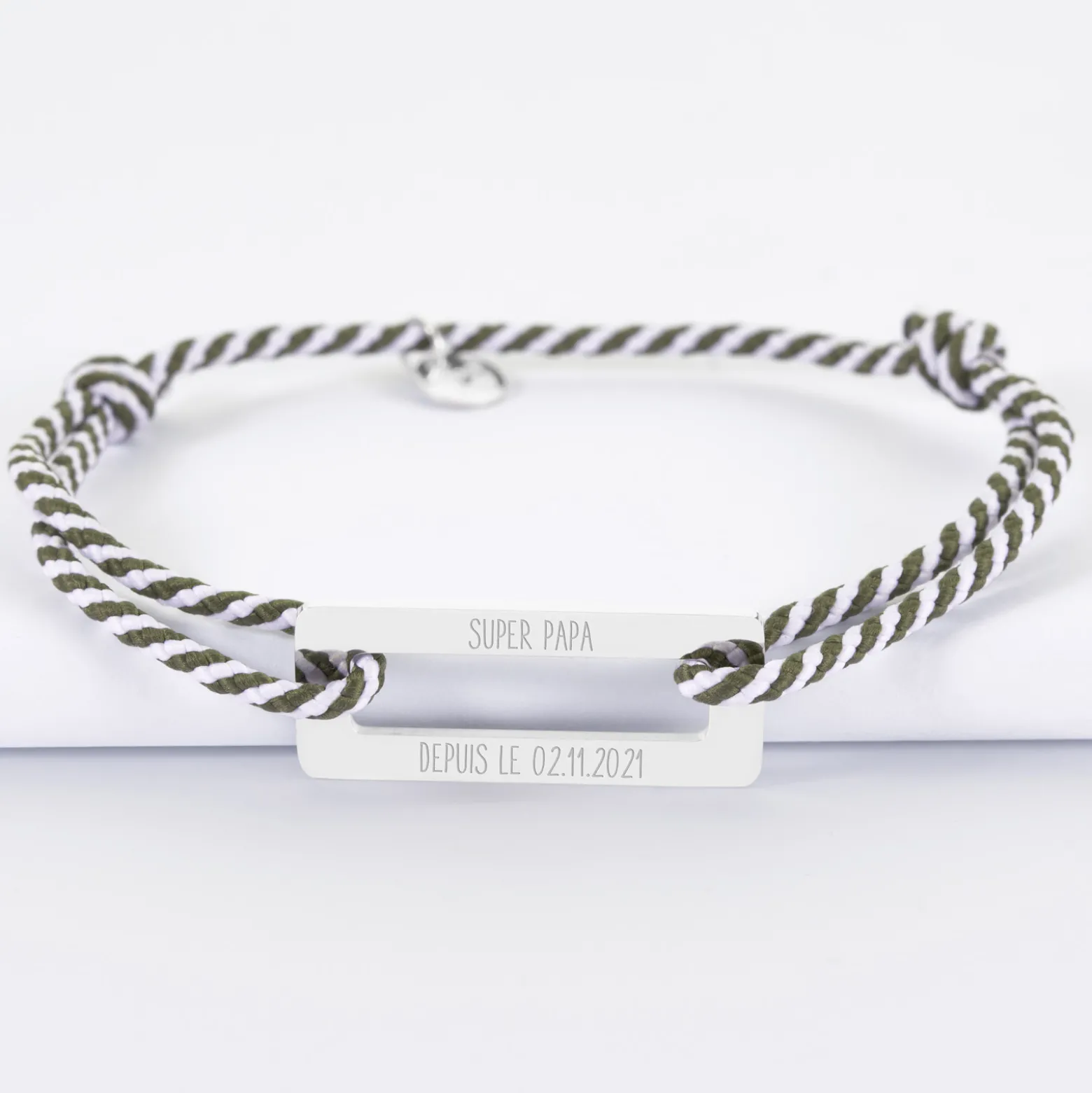 Bracelet homme personnalisé cordon tressé médaille gravée acier rectangle évidé 32x14 mm