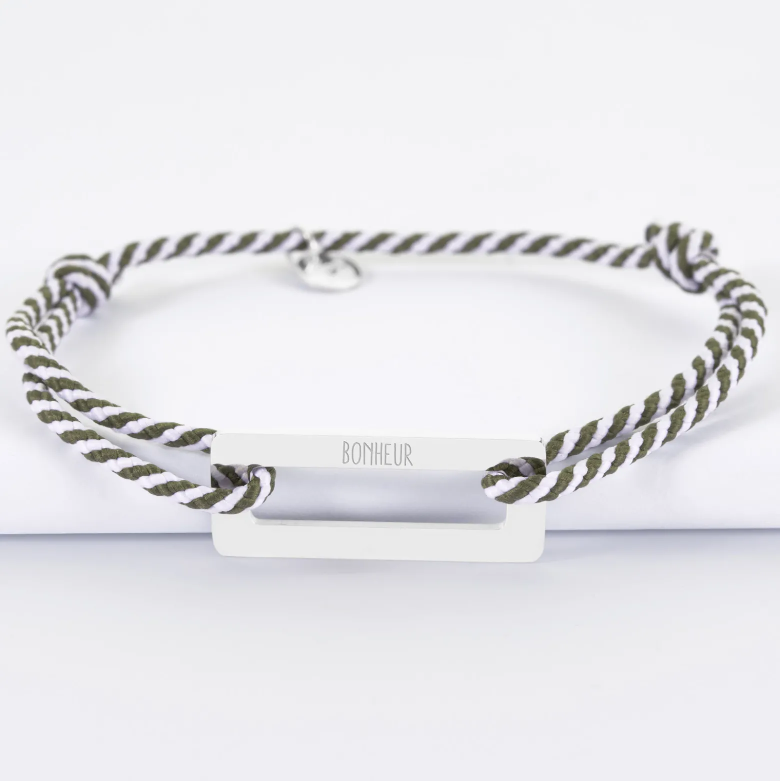 Bracelet homme personnalisé cordon tressé médaille gravée acier rectangle évidé 32x14 mm