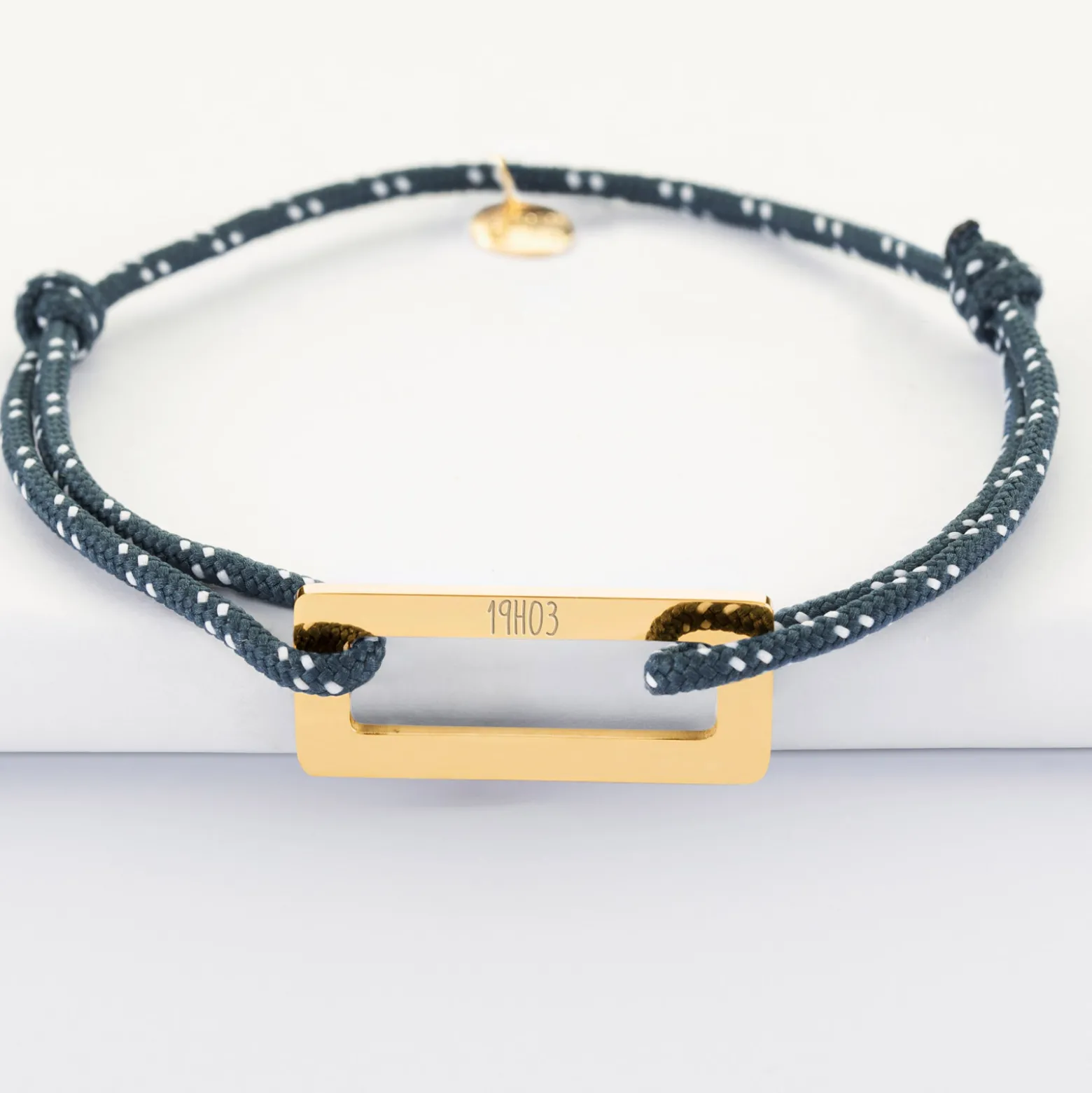 Bracelet homme personnalisé cordage marin simple médaille gravée acier doré rectangle évidé 32x14 mm