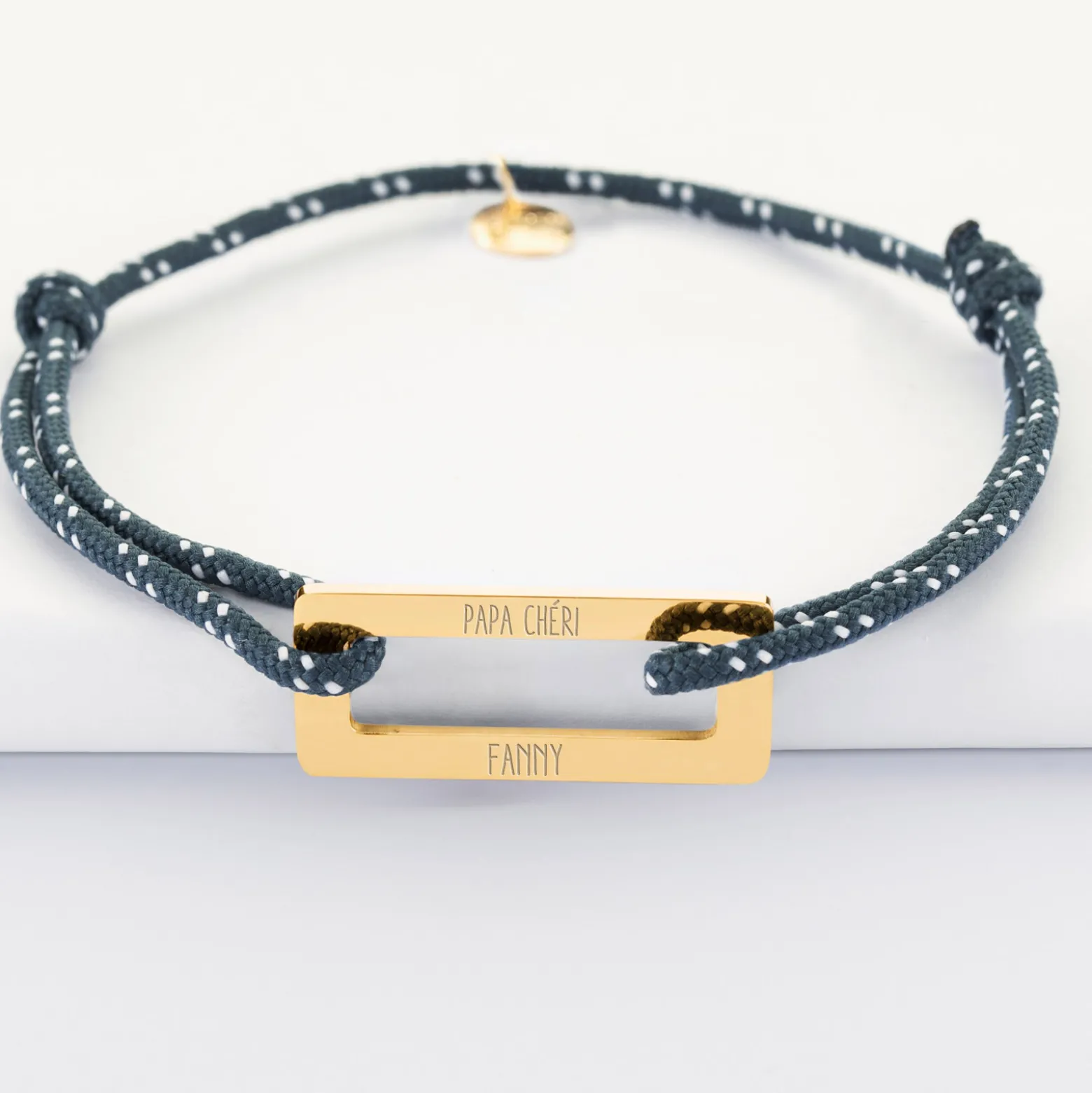 Bracelet homme personnalisé cordage marin simple médaille gravée acier doré rectangle évidé 32x14 mm
