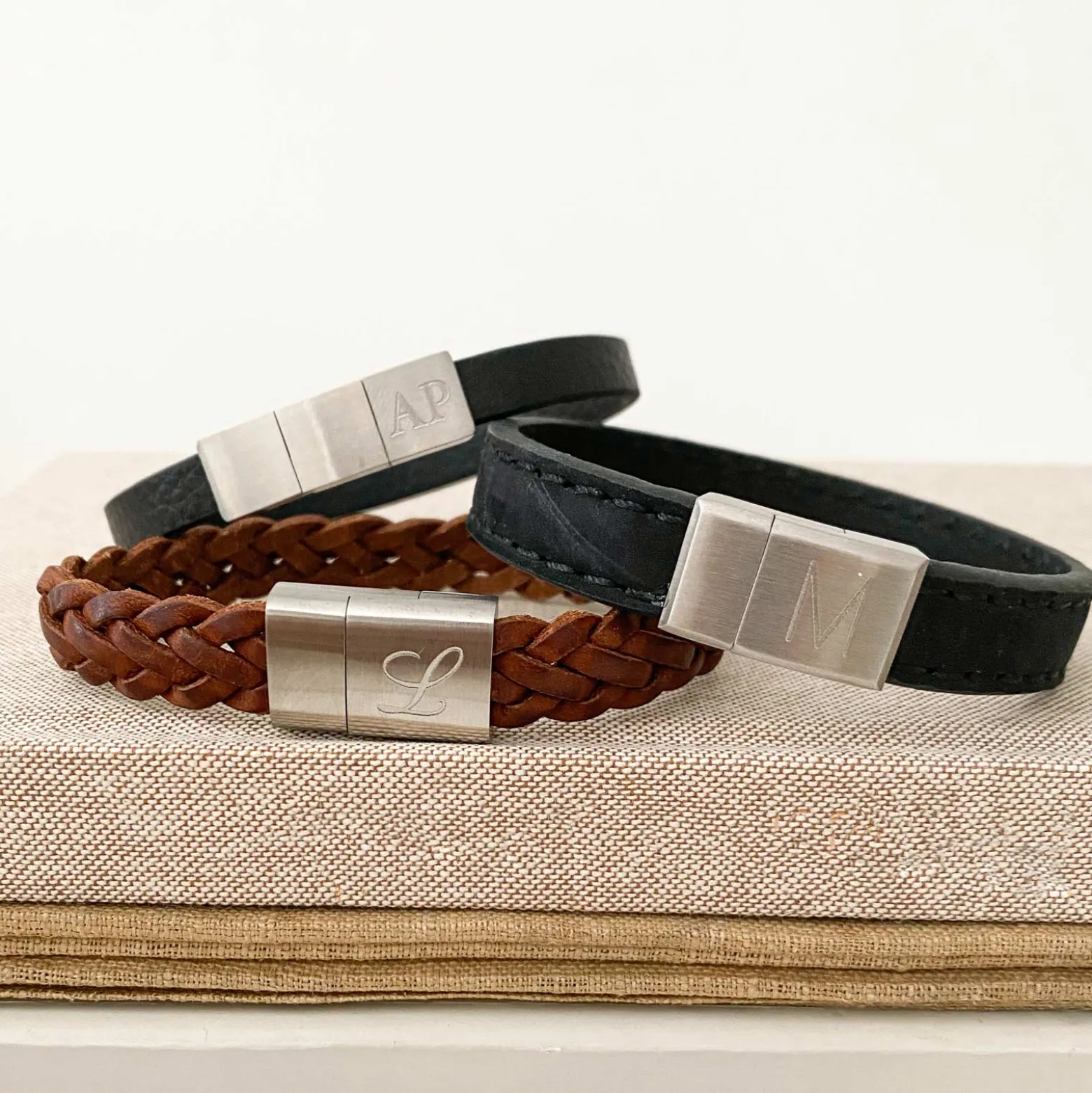 Bracelet homme personnalisé cuir tressé fermoir gravé acier 15x15 mm
