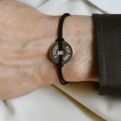 Bracelet homme personnalisé cordon cuir double médaille gravée cible argent 20 mm