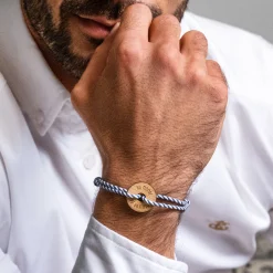 Bracelet homme personnalisé cordon marin tressé médaille gravée bois cible ronde 21 mm