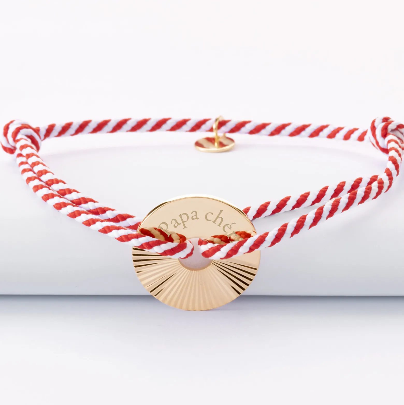 Bracelet homme personnalisé cordon tressé médaille gravée plaqué or cible soleil 20 mm
