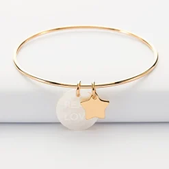 Bracelet jonc personnalisé médaille gravée nacre 19 mm et breloque plaqué or étoile 12 mm