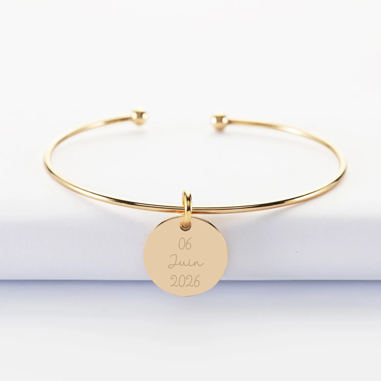 Bracelet Mariée personnalisé jonc ouvert boules plaqué or médaille gravée 15 mm