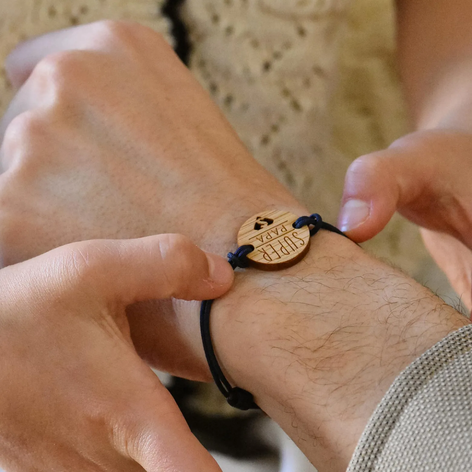 Bracelet Papa homme médaille gravée bois ronde 21 mm - Edition spéciale "Papa super héros"