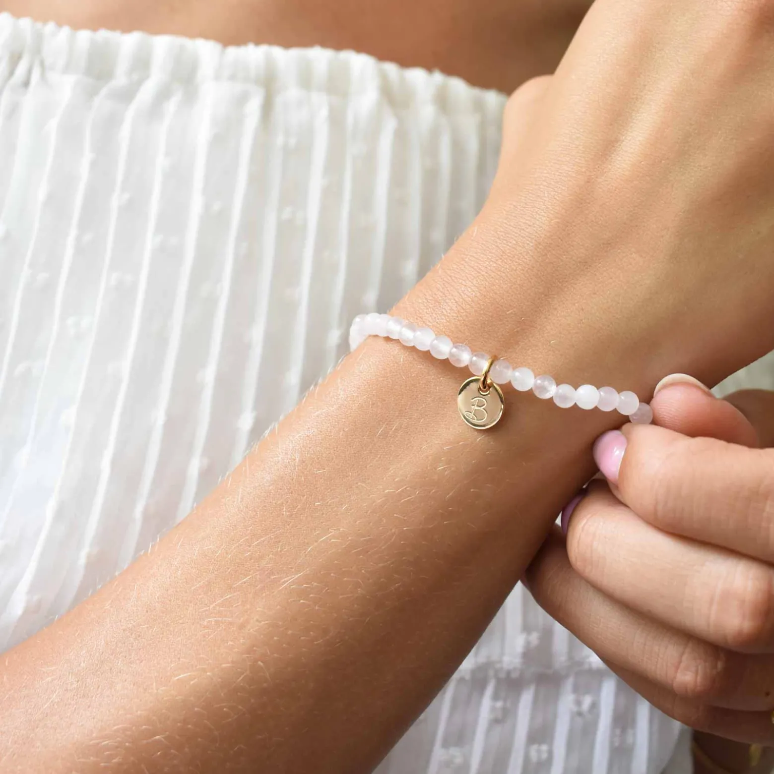 Bracelet perles élastique personnalisé médaille gravée plaqué or ronde 10 mm