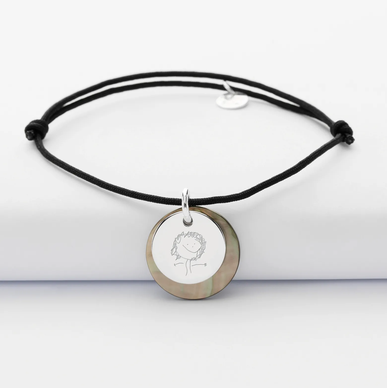 Bracelet personnalisé breloque nacre noire 19 mm et médaille gravée argent 15 mm