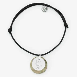Bracelet personnalisé breloque nacre noire 19 mm et médaille gravée argent 15 mm