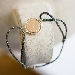 Bracelet personnalisé cordon pailleté médaille réversible Eternelle gravée plaqué or 2 trous 16 mm - HappyBulle x Capucine