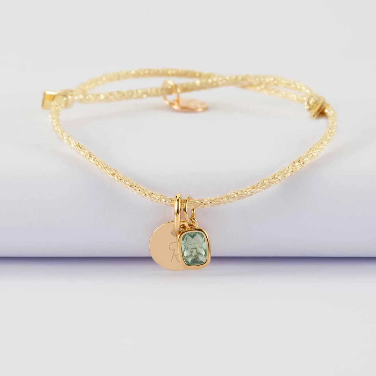 Bracelet personnalisé cordon pailleté médaille gravée plaqué or 10 mm et breloque rectangle zircon plaqué or 9 mm