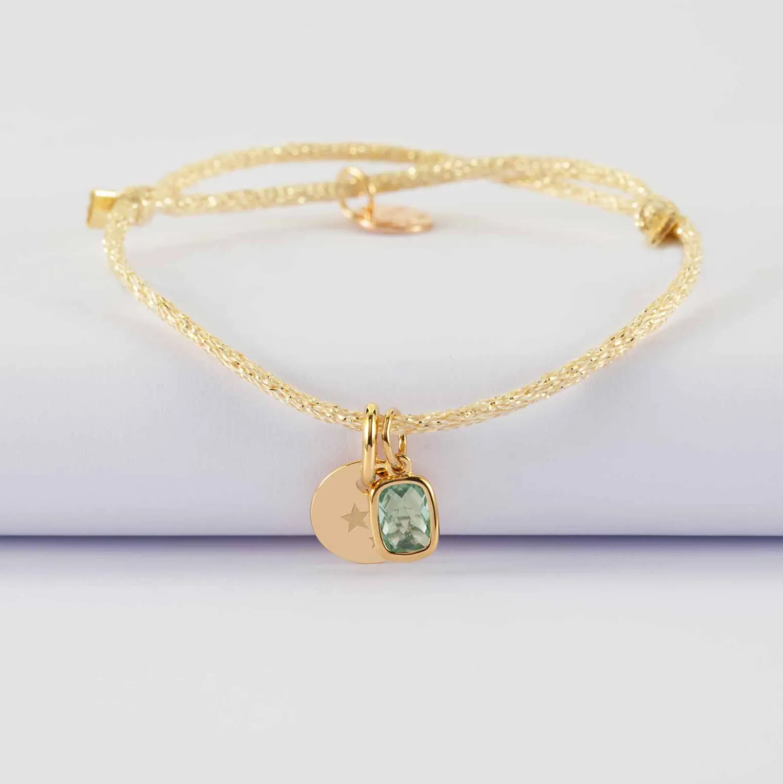 Bracelet personnalisé cordon pailleté médaille gravée plaqué or 10 mm et breloque rectangle zircon plaqué or 9 mm