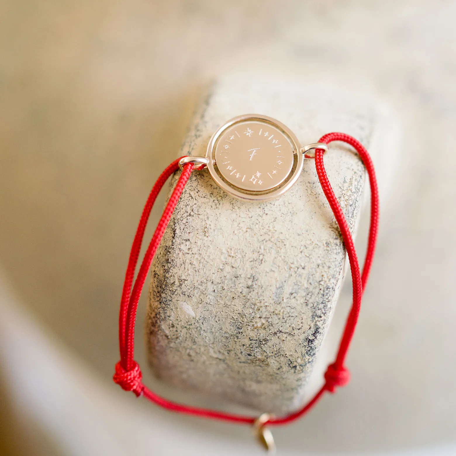 Bracelet personnalisé cordon médaille réversible Eternelle gravée plaqué or 2 trous 16 mm - HappyBulle x Capucine