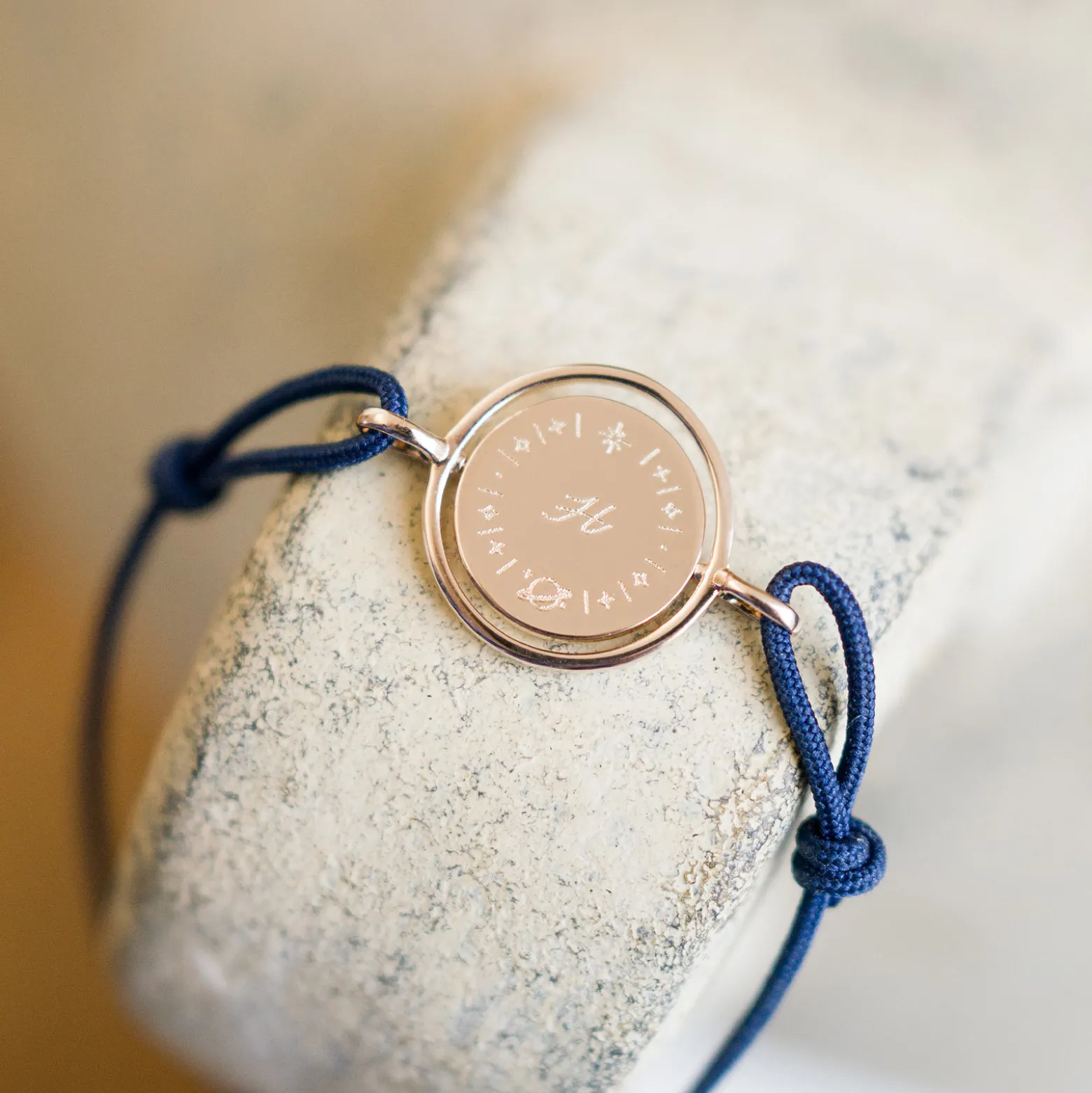 Bracelet personnalisé cordon médaille réversible Eternelle gravée plaqué or 2 trous 16 mm - HappyBulle x Capucine