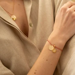 Bracelet personnalisé cordon pailleté médaille gravée plaqué or 15 mm et breloque marguerite scintillant 13 mm