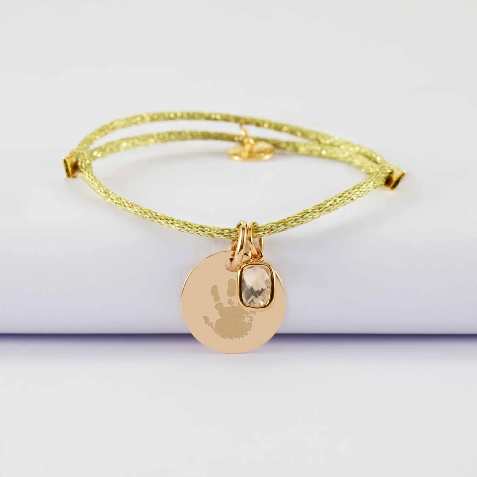 Bracelet personnalisé cordon pailleté médaille gravée plaqué or 15 mm et breloque rectangle zircon plaqué or 9 mm