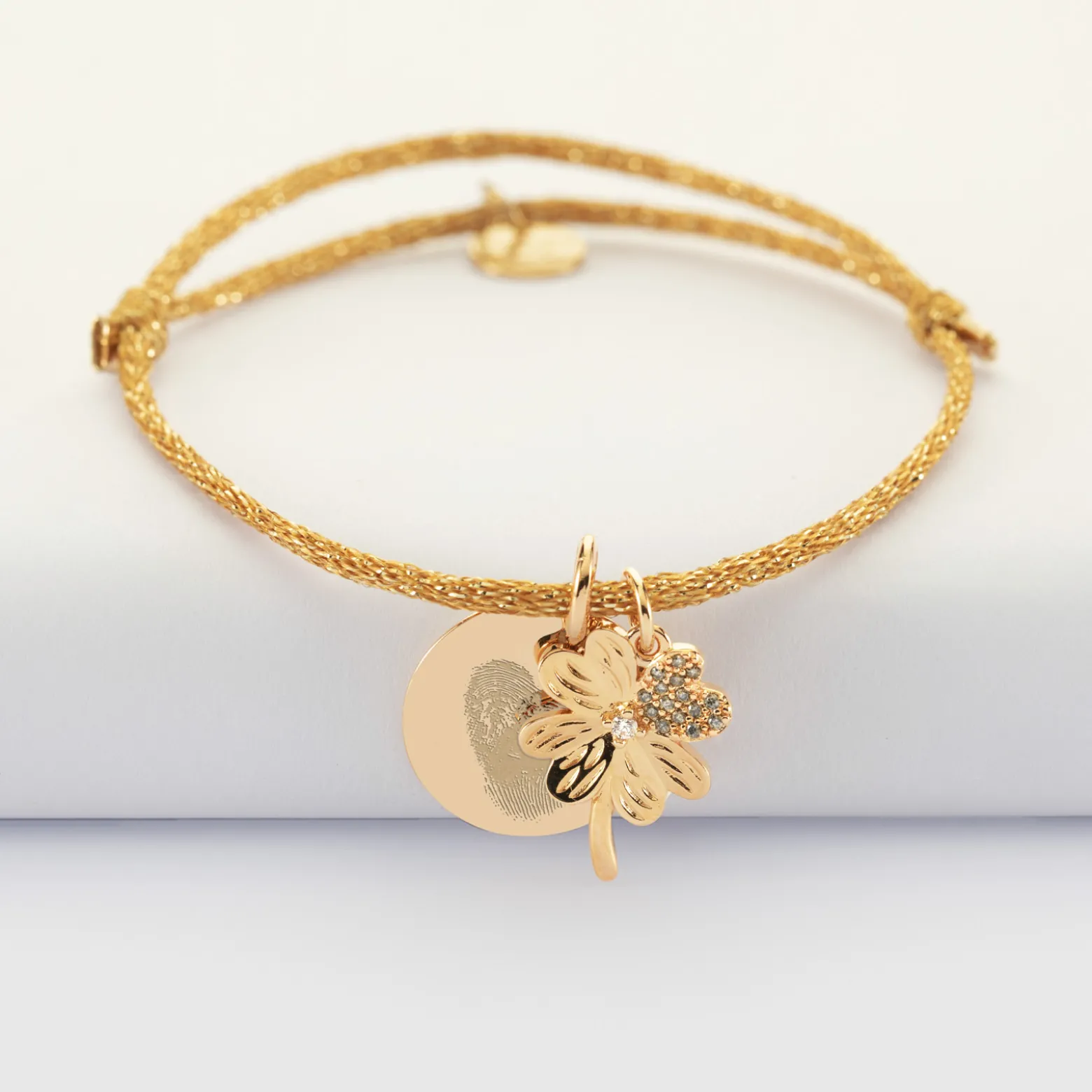 Bracelet personnalisé cordon pailleté médaille gravée plaqué or 15 mm et breloque trèfle scintillant 15 mm