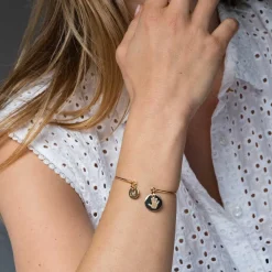 Bracelet personnalisé jonc plaqué or médaille gravée 15 mm et breloque ronde 10 mm