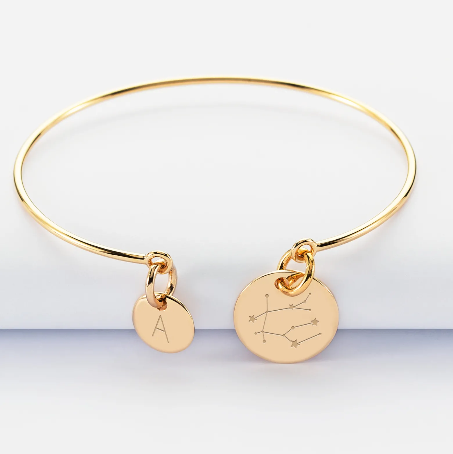 Bracelet personnalisé jonc plaqué or médaille gravée 15 mm et breloque ronde 10 mm