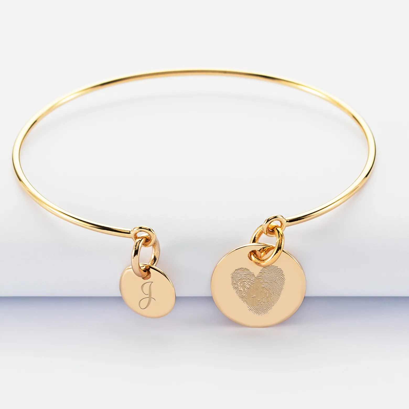 Bracelet personnalisé jonc plaqué or médaille gravée 15 mm et breloque ronde 10 mm