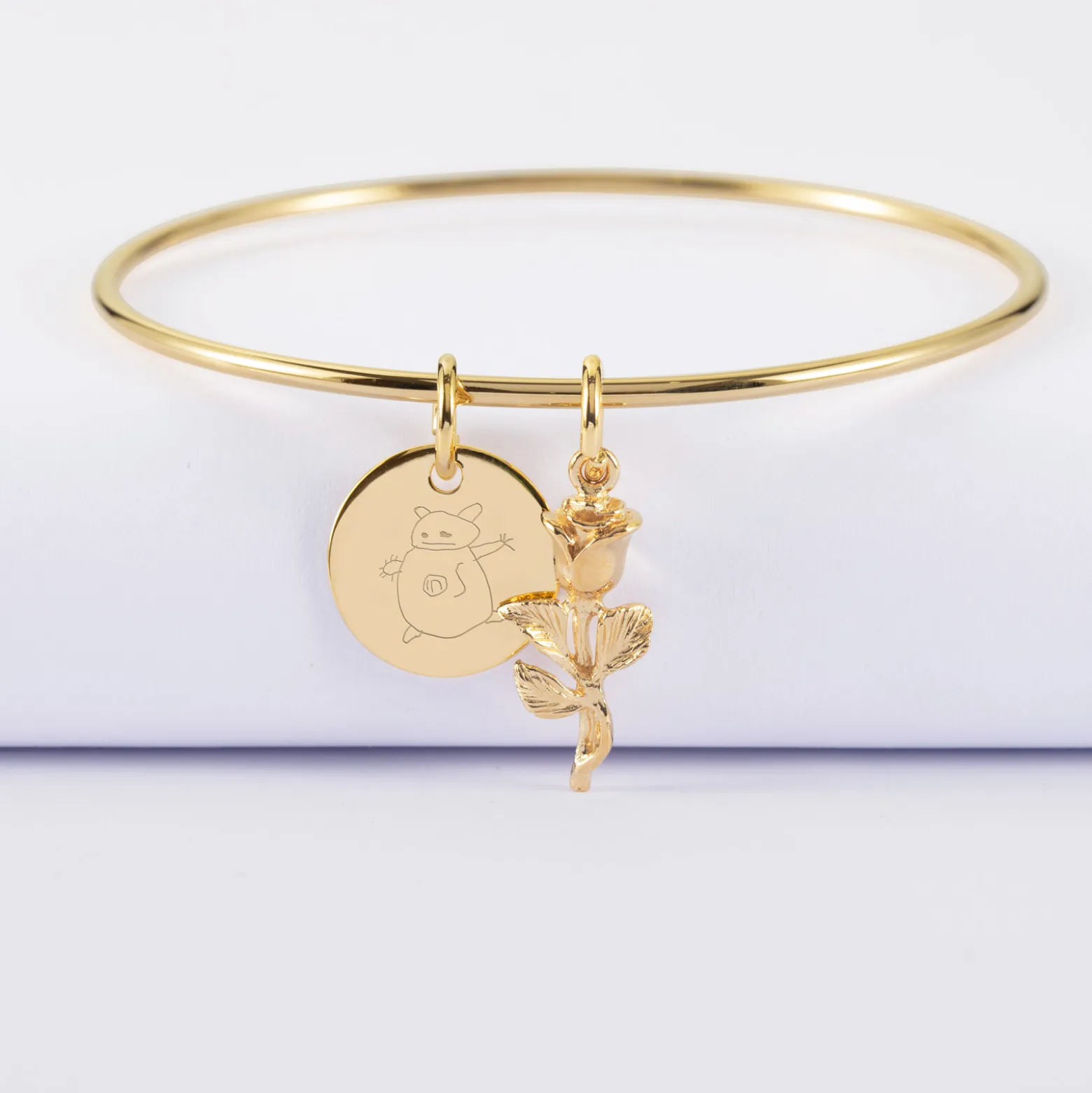Bracelet personnalisé jonc plaqué or médaille gravée 15 mm et breloque rose 19 mm