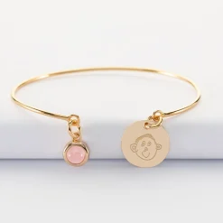 Bracelet personnalisé jonc plaqué or ouvert médaille gravée 15 mm et breloque pierre naturelle 8 mm