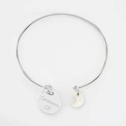 Bracelet personnalisé jonc argent ouvert médaille gravée 15 mm et breloque nacre 10 mm