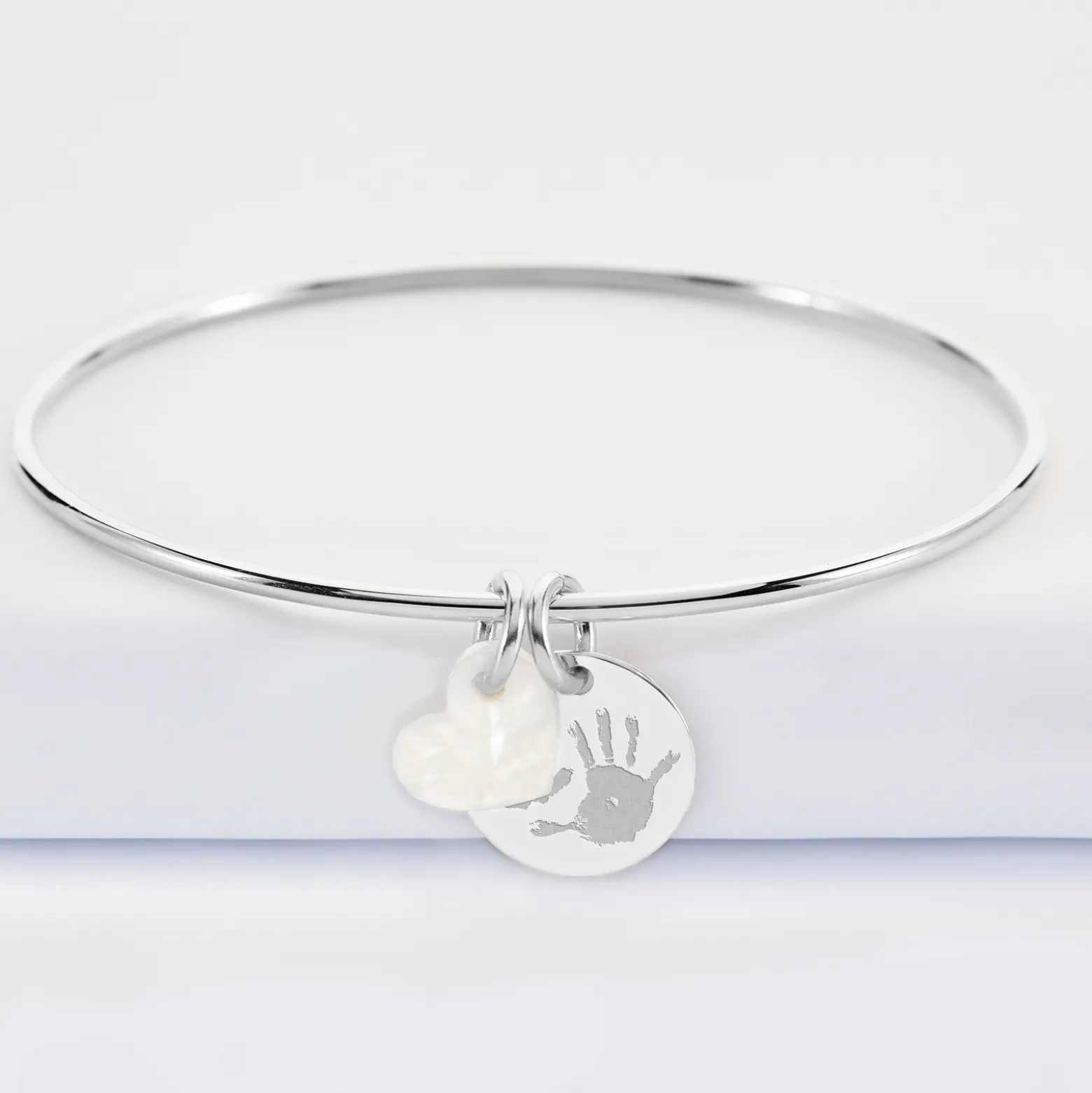 Bracelet personnalisé jonc argent médaille gravée 15 mm et breloque nacre 10 mm