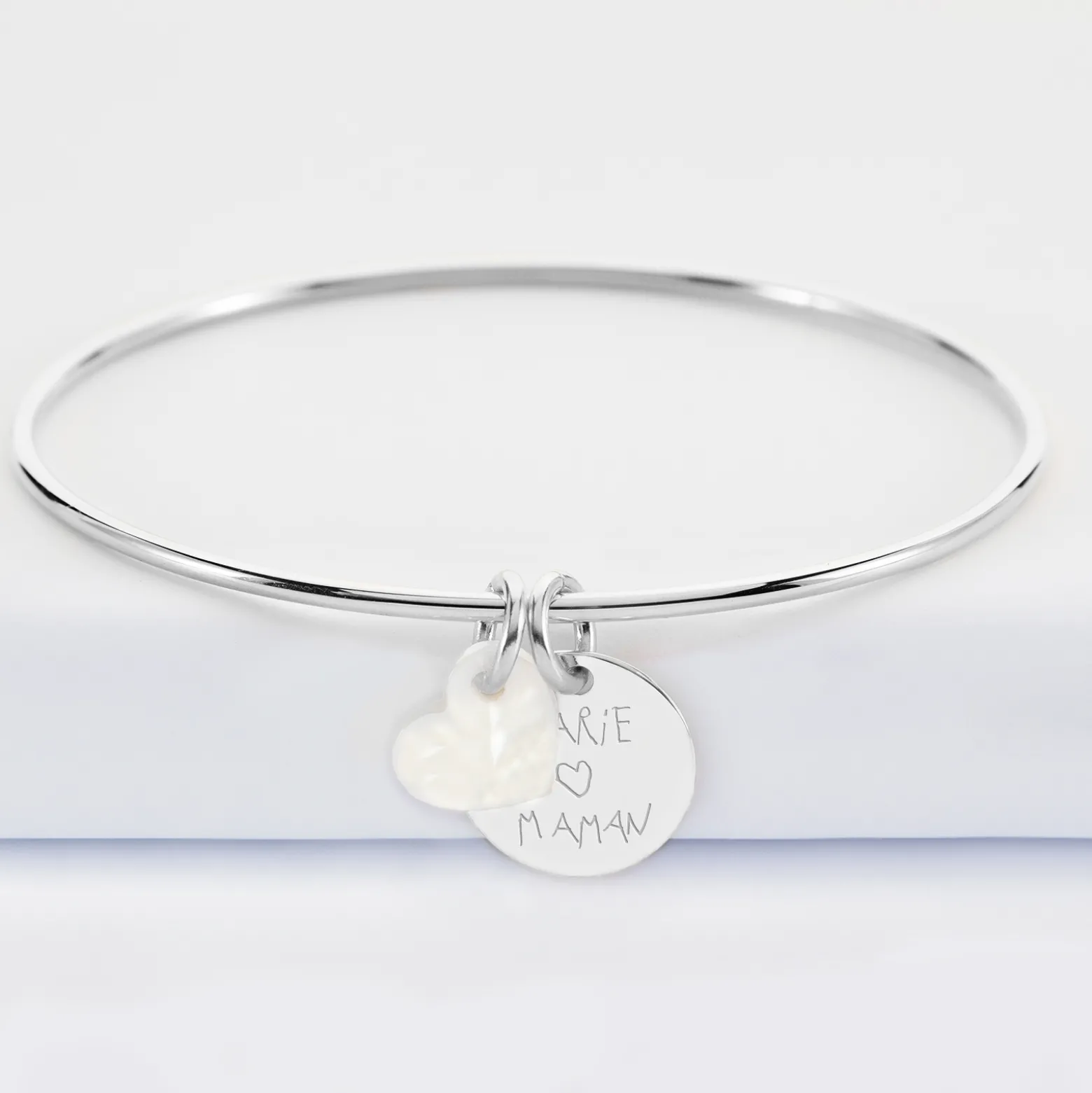 Bracelet personnalisé jonc argent médaille gravée 15 mm et breloque nacre 10 mm